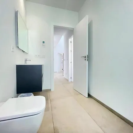 Modern 4 Bed With Pool Lc4 *