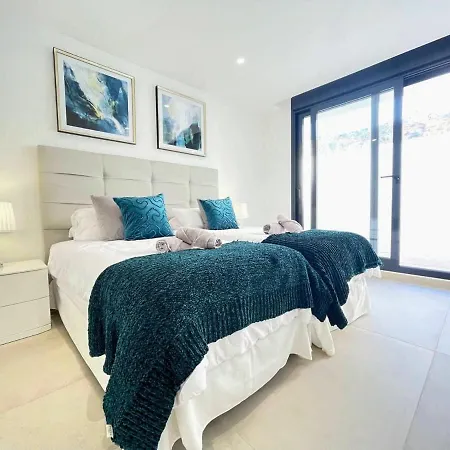Modern 4 Bed With Pool Lc4