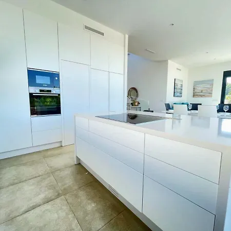 Modern 4 Bed With Pool Lc4