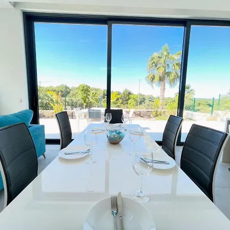 Modern 4 Bed With Pool Lc4 *