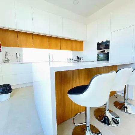 Modern 4 Bed With Pool Lc4 *